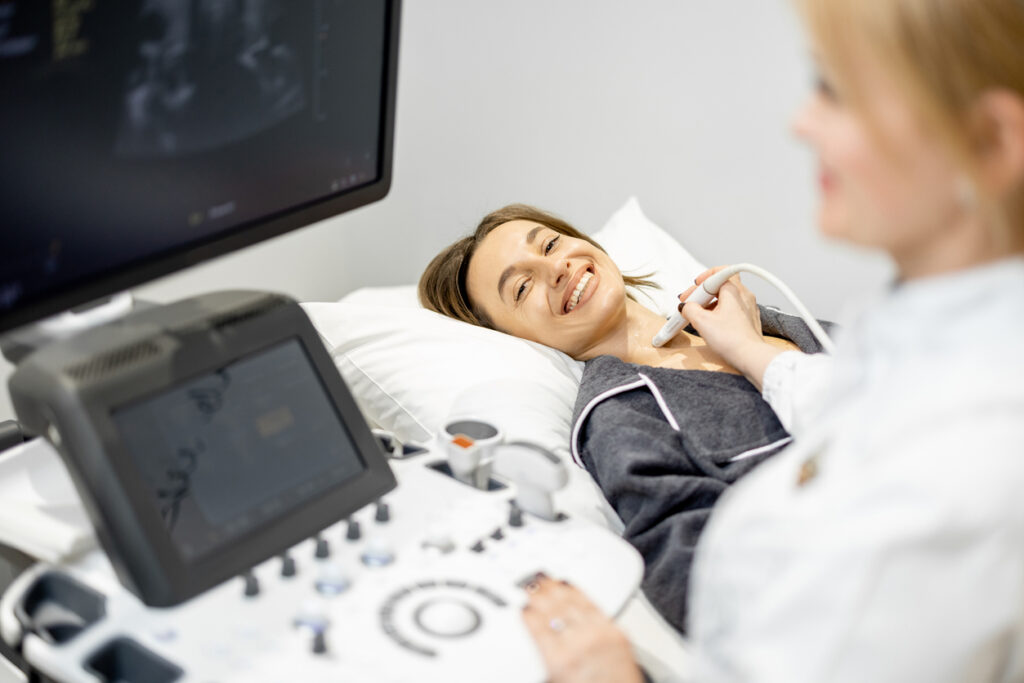 Bei einer Patientin wird eine HNO-Krebsvorsorgeuntersuchung durchgeführt