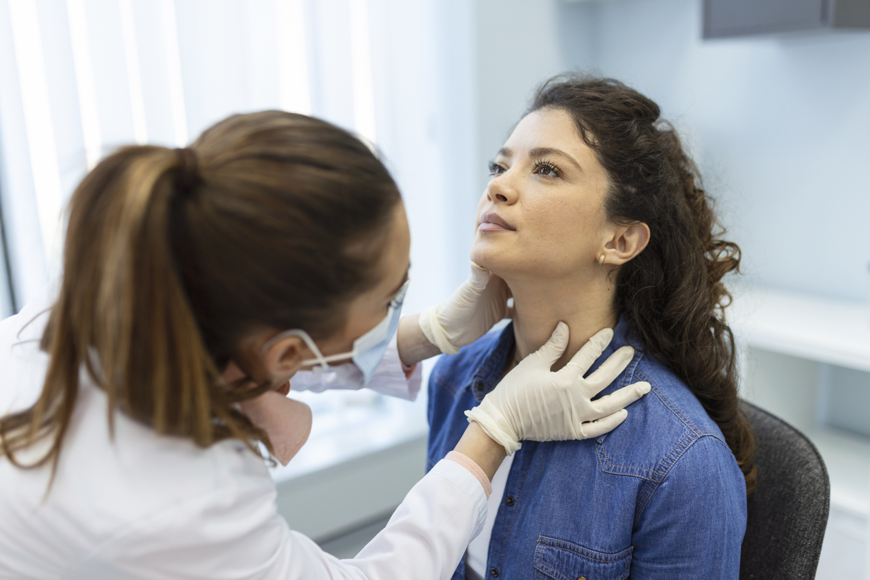 Patientin wird von HNO-Ärztin auf Krebs untersucht